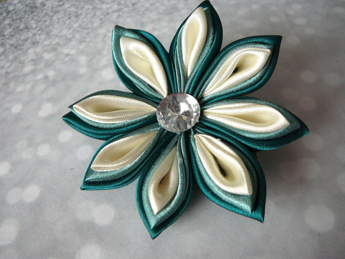 Zelenkavá květinka.