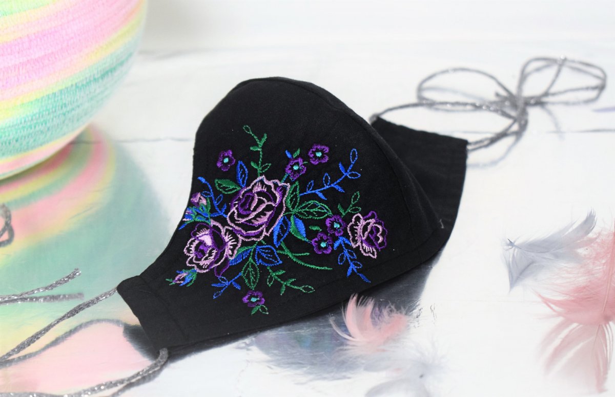 Rouška s výšivkou růžiček 0204