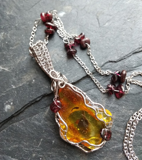 Jantar zdobený granátky