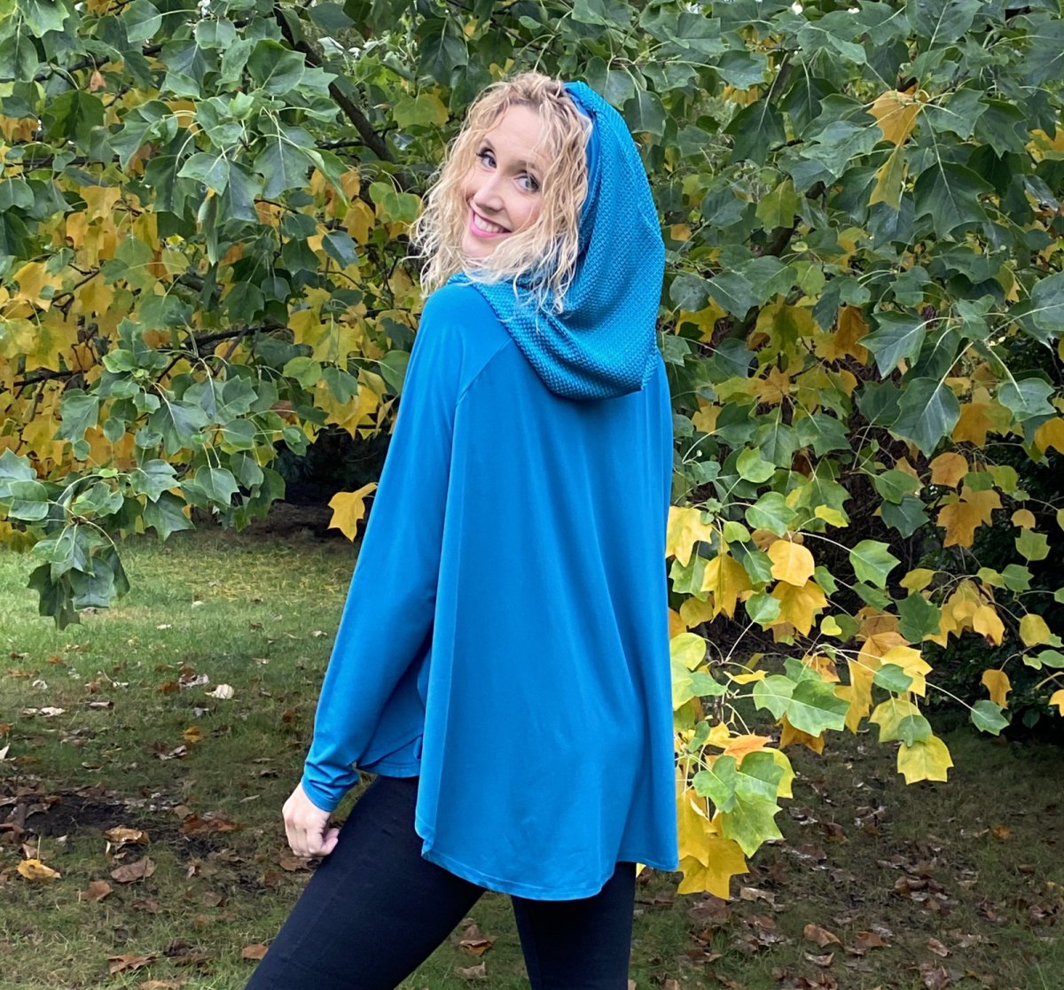 Petrolejové pončo s rukávy a kapucí