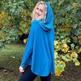 Petrolejové pončo s rukávy a kapucí