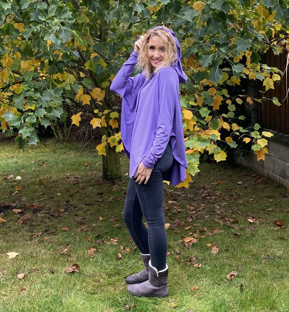 Fialové pončo s rukávy a kapucí