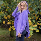 Fialové pončo s rukávy a kapucí