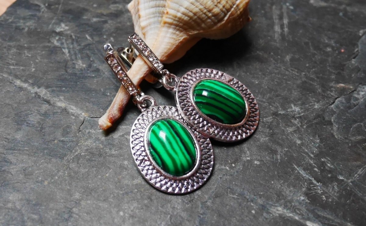 Malachit ochranné náušnice na zavíracích háčcích se zirkony