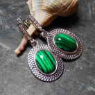 Malachit ochranné náušnice na zavíracích háčcích se zirkony