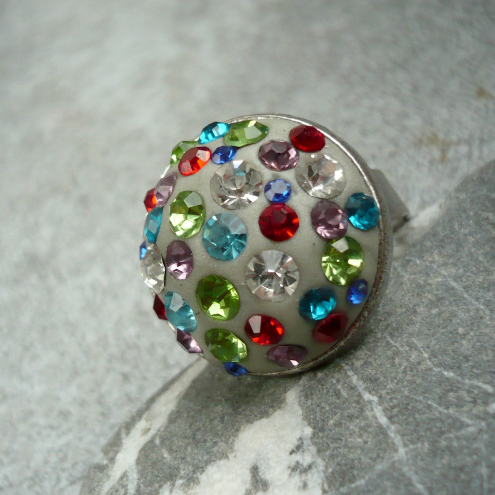 Barevné třpytky - prstýnek vypouklý