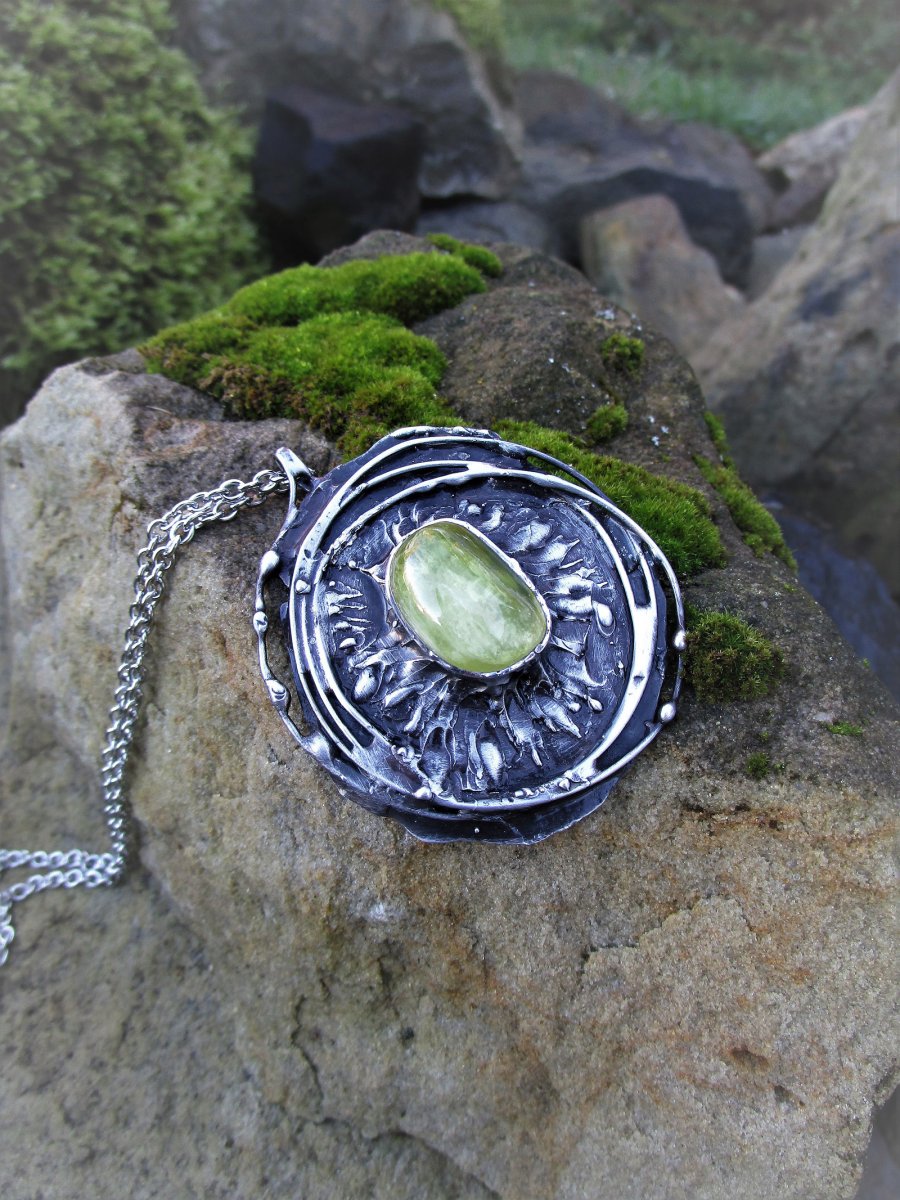 "Amulet s prehnitem"