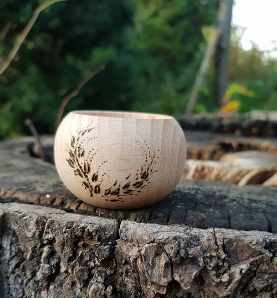 Malý kulatý dřevěný svícen, vypalovaný motiv