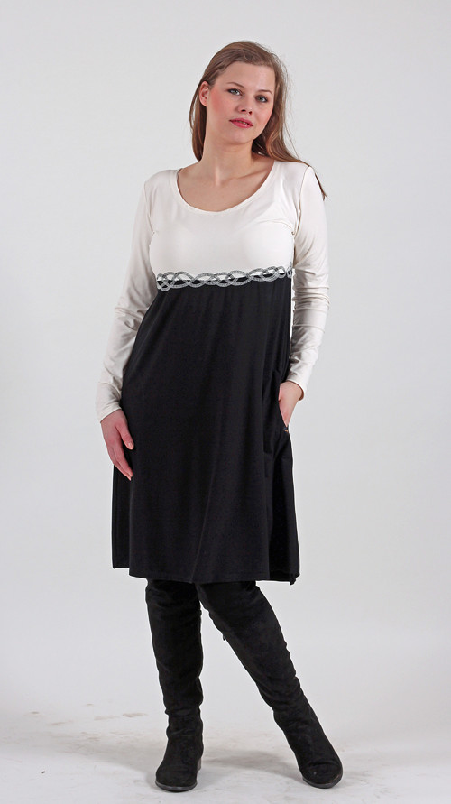 Zvonové smetanovočerné šaty