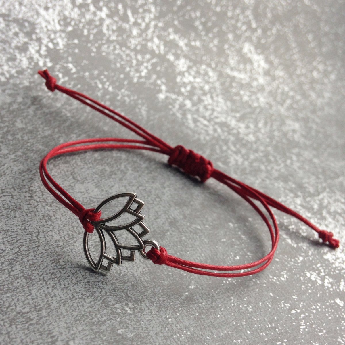 Červený náramek s lotosovým květem