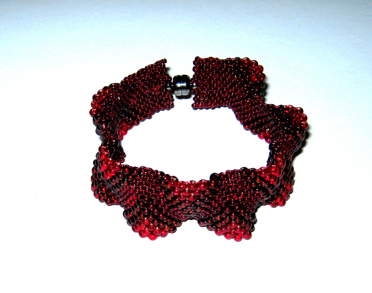 Černorubínový náramek.