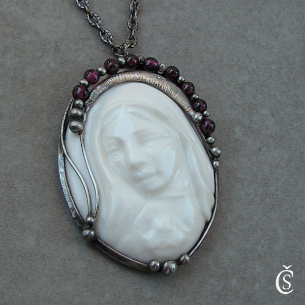 Madona - Granát, porcelán