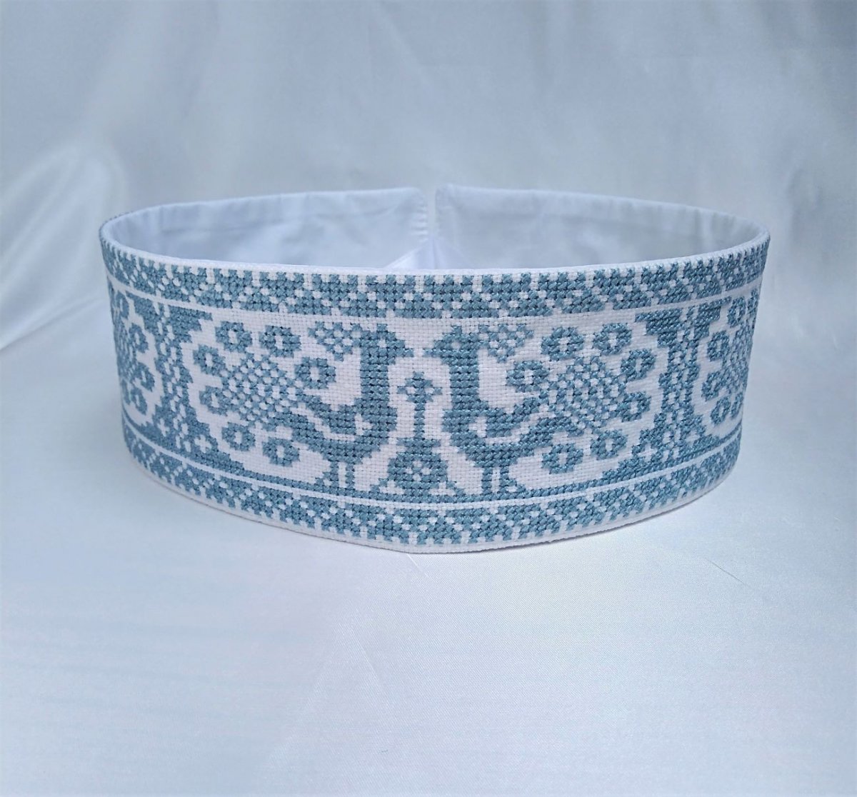 Ručne vyšívaný opasok svetlomodrý