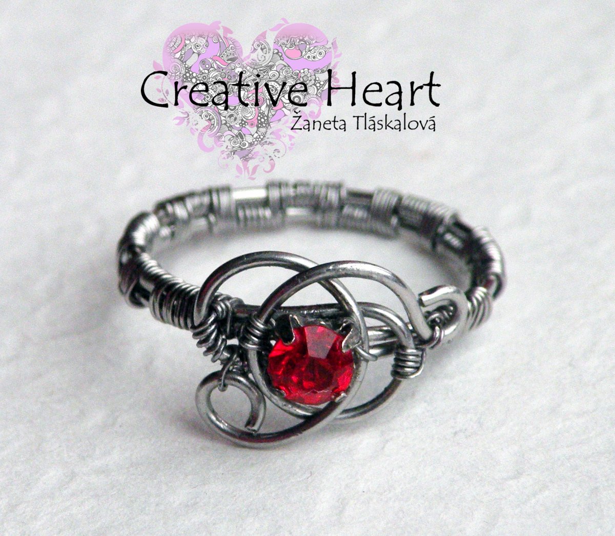 Prsten s jasně červeným kamenem