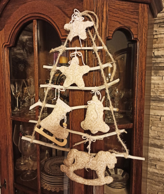 Vánoční závěsný stromek s ozdobami