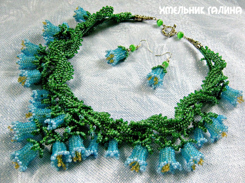 Náhrdelník z korálků, ručně vyrobený. Délka cca 48 cm. 