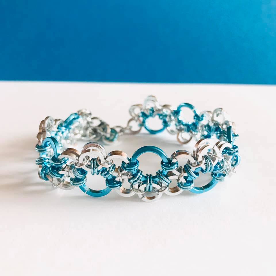 Tančící krajka stříbrno-tyrkys