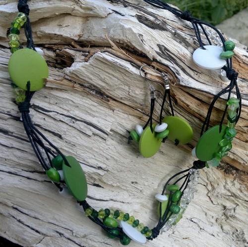 Zelené dřevěné korále a náušnice