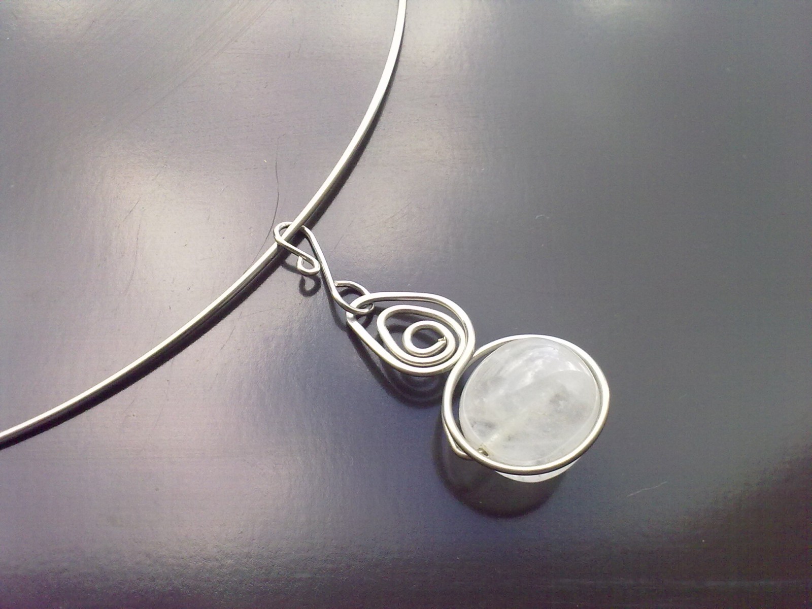 náhrdelník s kříštálem 