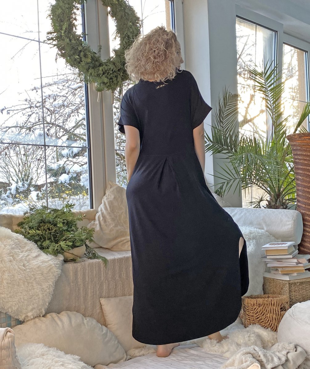 Dlouhé černé šaty s véčkem