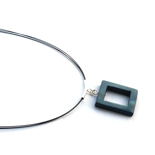 Perleťový náhrdelník - černý čtverec