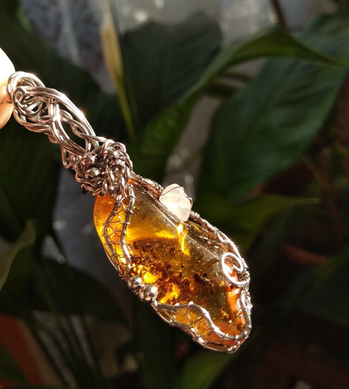 Jantar, karneol, topaz...