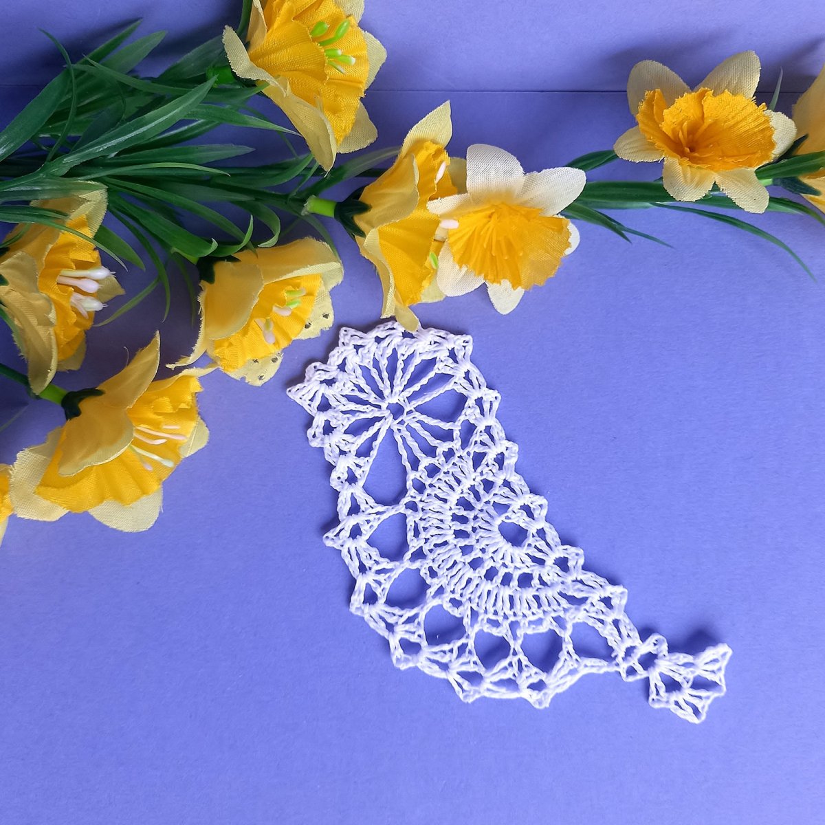 Háčkovaný ptáček - plochý, bílý