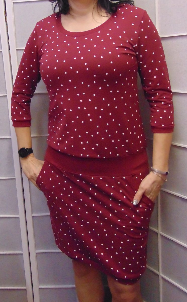 Šaty - puntíky na vínové (teplákovina)