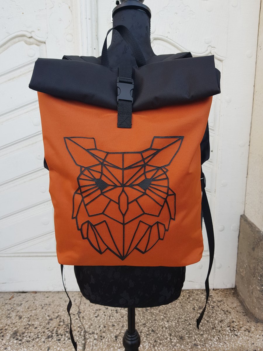 Rolovací batoh s aplikací sovy