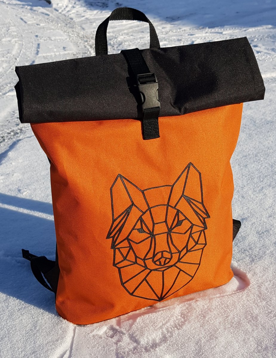 Rolovací batoh s aplikací vlka