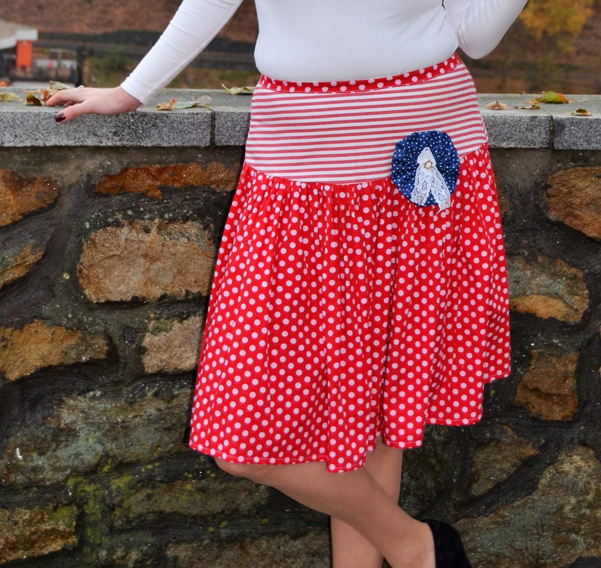 Červená puntíkovka s ozdobou