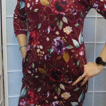 Šaty s kapsami - květy na vínové S - XXXL