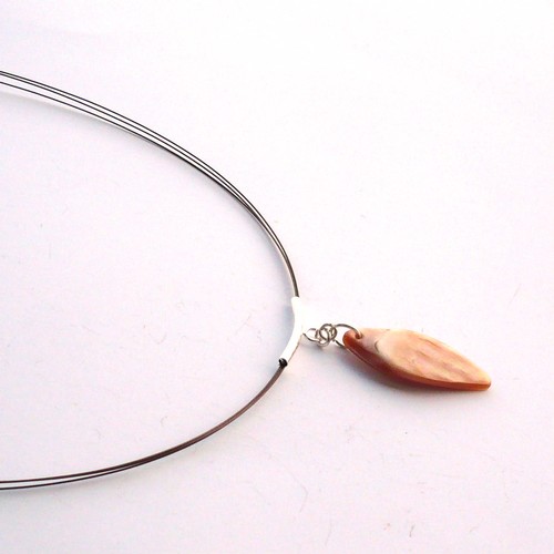 Perleťový náhrdelník - světle hnědý lístek