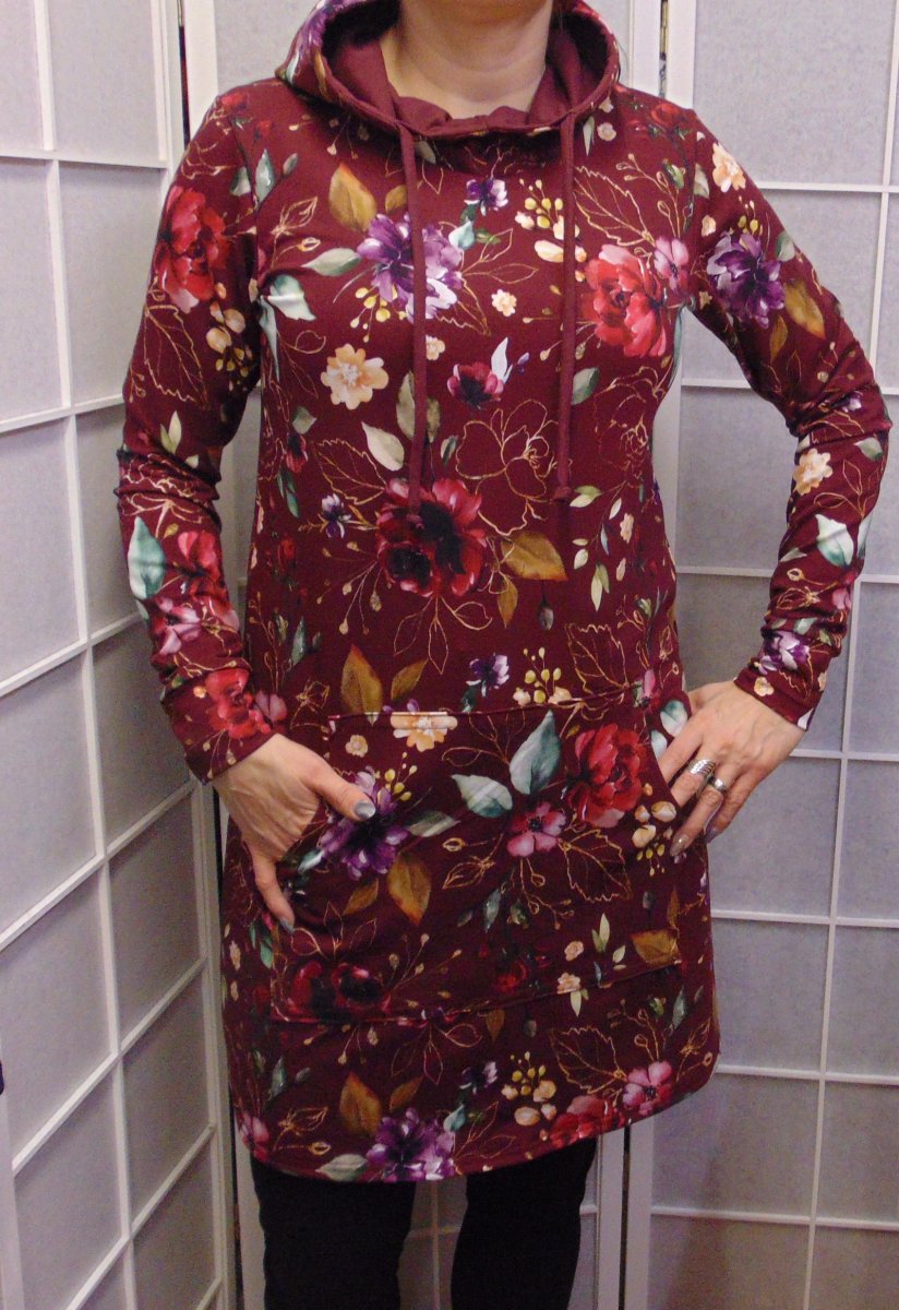 Mikinové šaty s kapucí - květy na vínové (teplákovina)