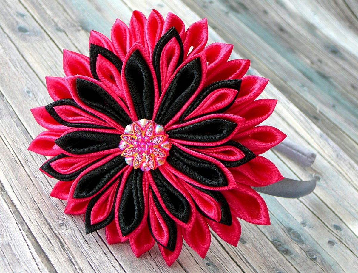 Čelenka s květinou.