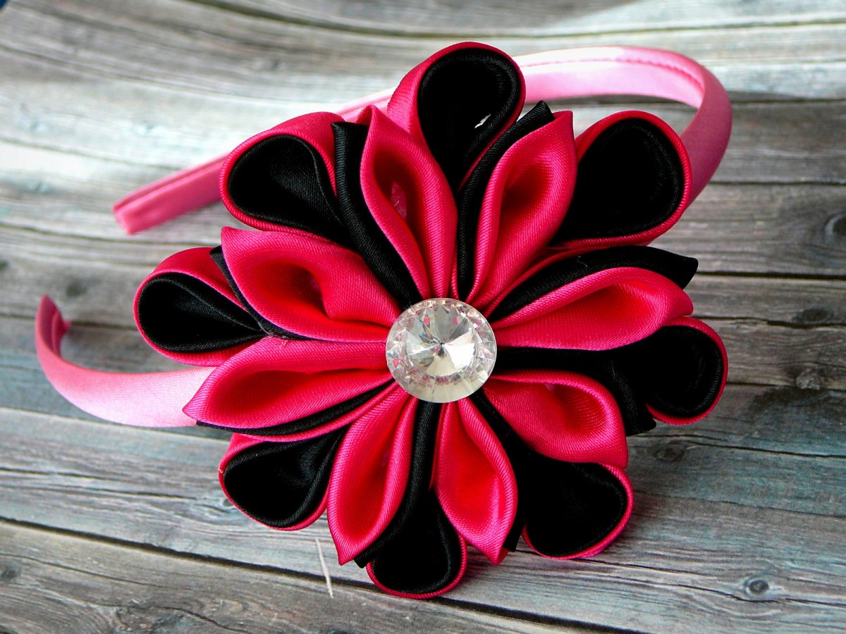 Čelenka s květinou.