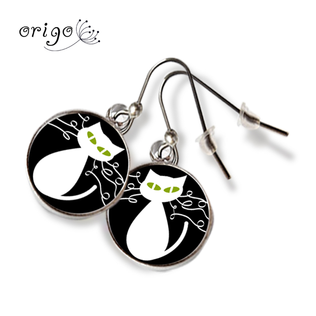 Bílá kočka v černé tmě