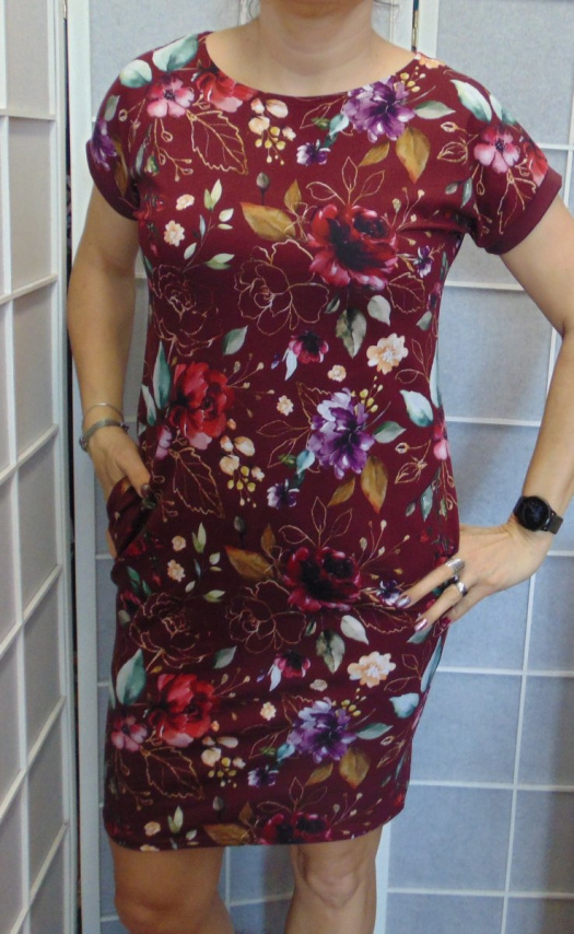 Šaty s kapsami - květy na vínové S - XXXL