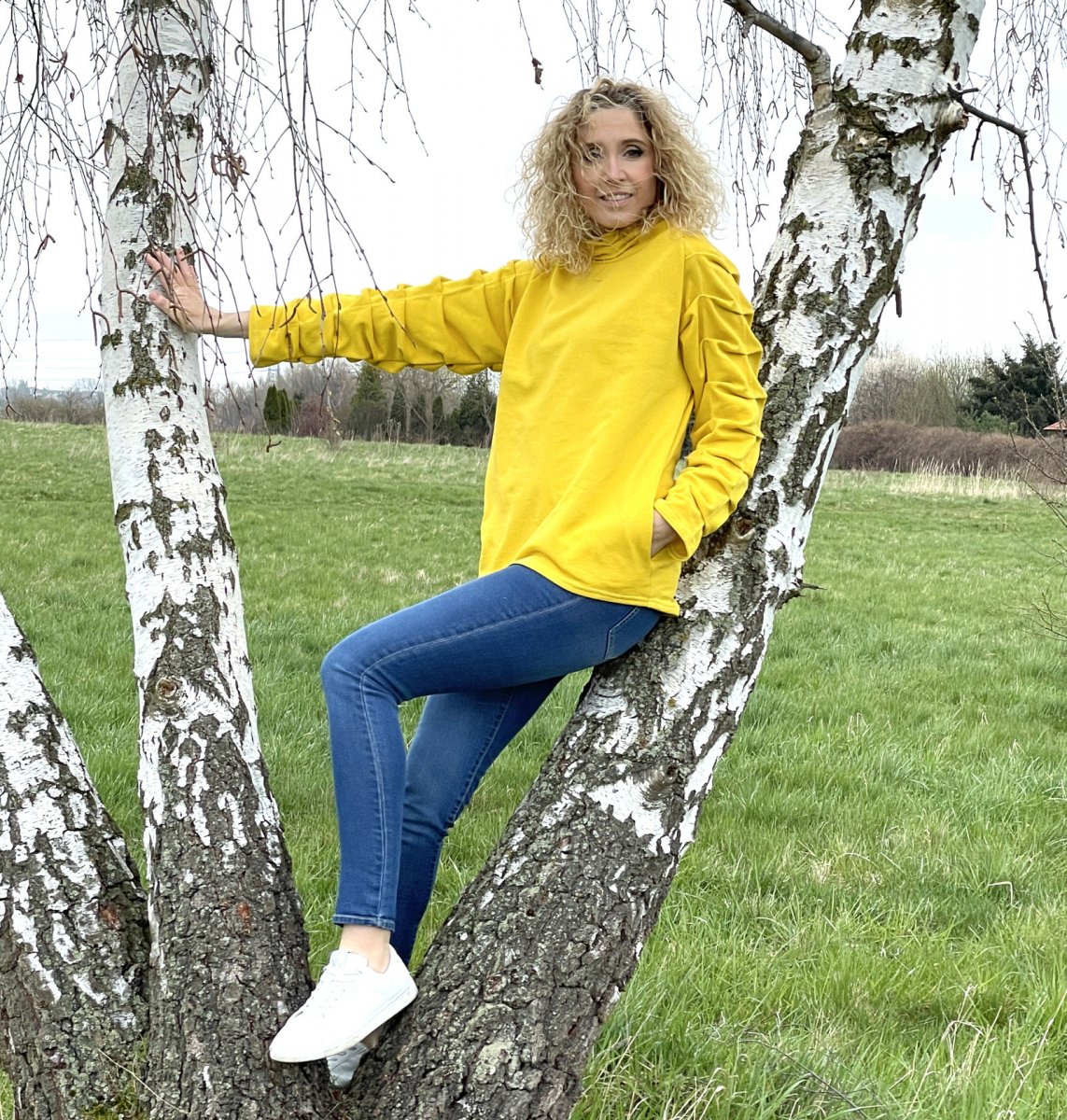 Žlutá mikina s plastickými rukávy