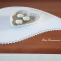 Dekorační prostírání s motivem bílých puntíků, lemované bílou krajkou šíře 20 mm v srdíčkovém provedení.