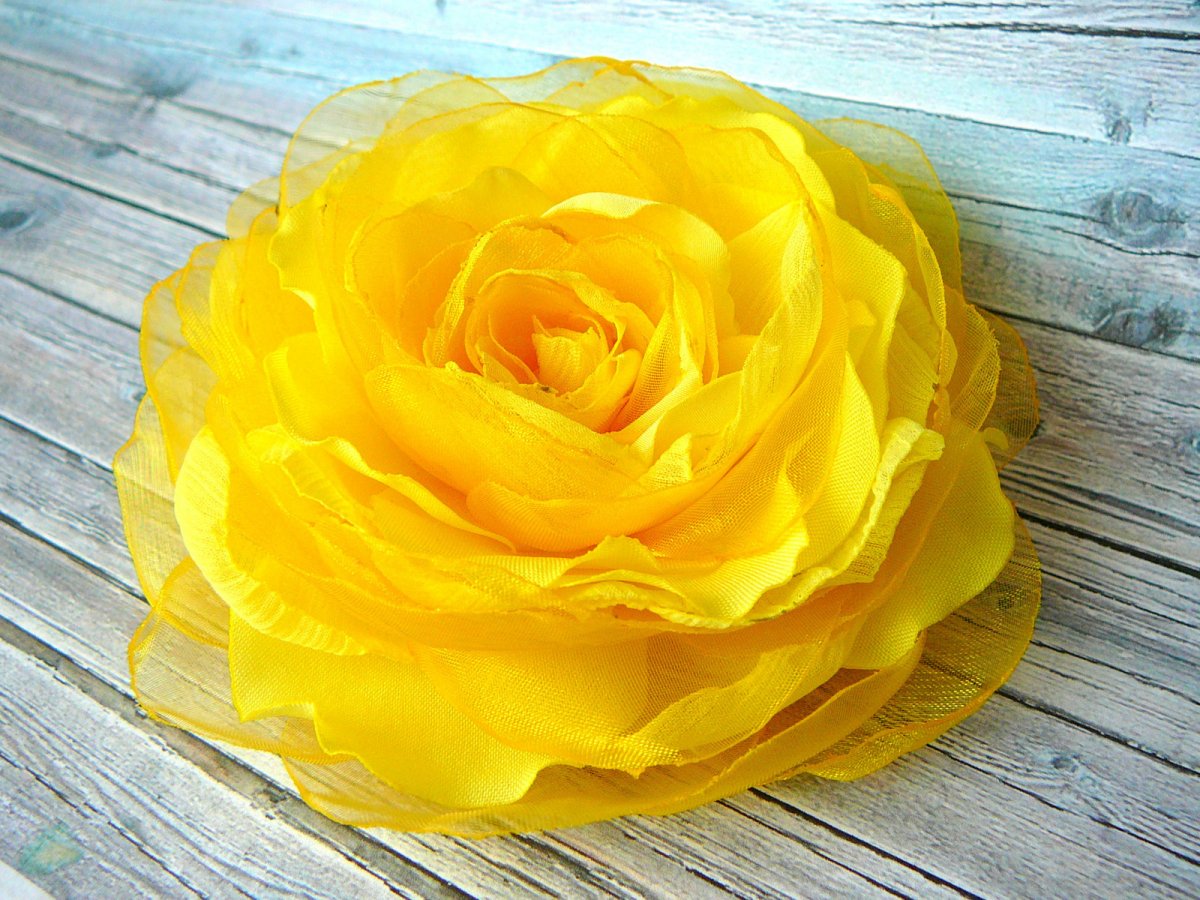 Brož žlutá růže...