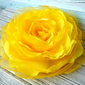 Brož žlutá růže...