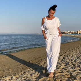 Bílé šaty s volným ramenem