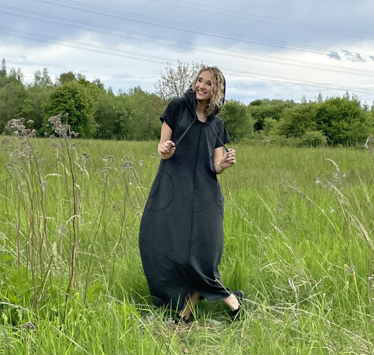 Dlouhé balonové šaty s kapucí antracit