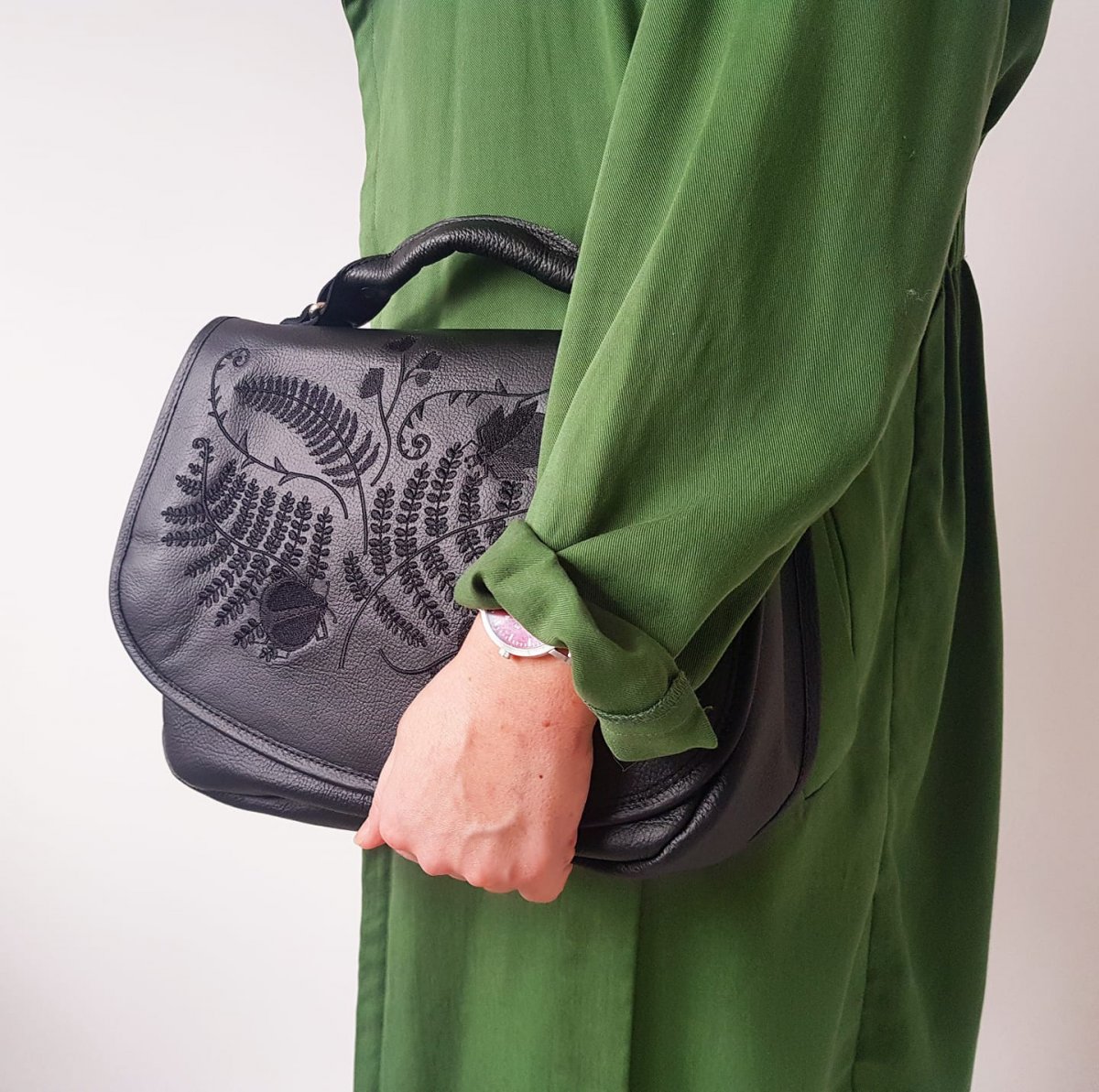 Kožená kabelka s výšivkou - černá