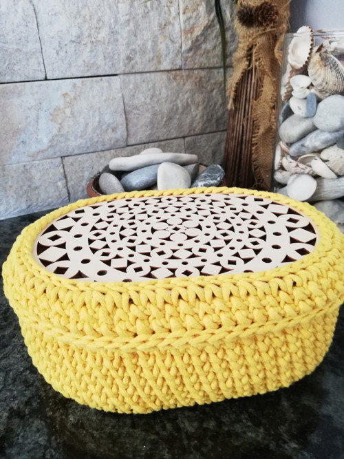 Košíček ve žluté barvě