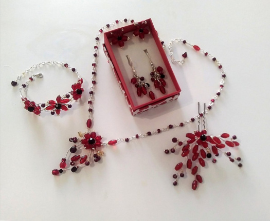 Dámské šperky v rubínově červené