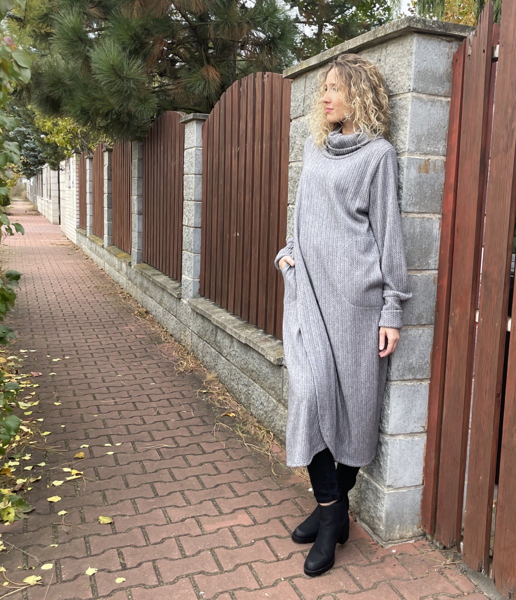 Šedý maxirolák dlouhý plastický vzor