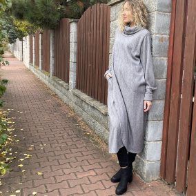 Šedý maxirolák dlouhý plastický vzor