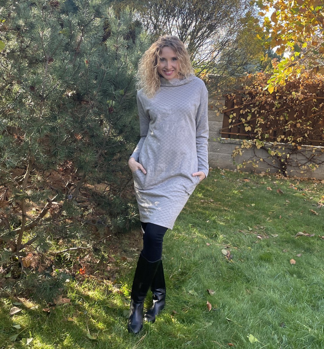 Šedé šaty se stojáčkem